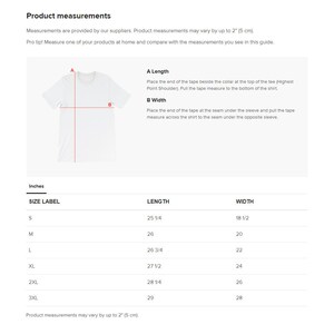 K&ouml;nnte beinhalten: Ein Produktmessleitfaden f&uuml;r T-Shirts, der L&auml;nge und Breite in Zoll anzeigt. Enth&auml;lt die Gr&ouml;&szlig;enbezeichnungen S bis 3XL mit den entsprechenden Ma&szlig;en. Der Leitfaden enth&auml;lt auch Anweisungen zum Messen der L&auml;nge und Breite eines T-Shirts.