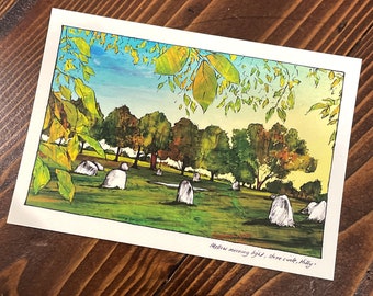 Może przedstawiać: Akwarela przedstawiająca kamienne koło na polu z drzewami w tle. Niebo jest niebieskie z białymi chmurami. Obraz nosi tytuł "Mellow morning light, stone circle, hilly."