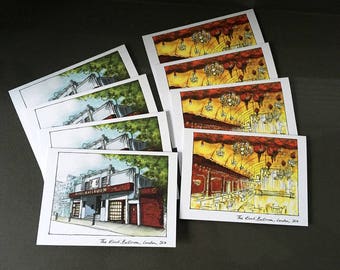 Może przedstawiać: Zestaw ośmiu kartek okolicznościowych z ilustracjami budynku z tekstem "The Ritz Ballroom, London, SW1A" oraz wnętrza sali balowej z żyrandolami i czerwonymi latarniami. Kartki są białe z czarnymi obramowaniami.