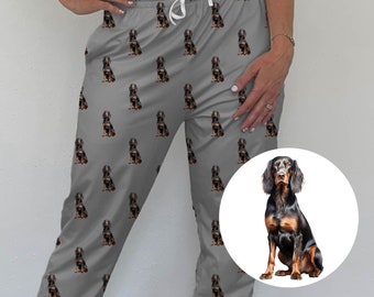Op de afbeelding: Grijze sweatpants met een herhalend patroon van zwarte en bruine honden. De hond in het patroon is een Duitse Korthaar.