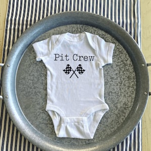 Pit Crew Baby ONESIES® Body, Ubranka dla niemowląt do wyścigów, Strój wyścigowy, Body z flagą w kratkę, Prezent dla noworodka