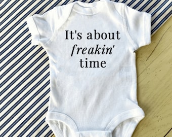 Annonce de grossesse de bébé FIV Onesies, Miracle Baby Reveal, cadeau drôle, tenue de retour à la maison, il était temps