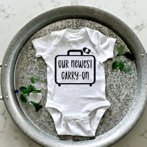最新の機内持ち込み妊娠発表、ファーストフライトベビーONESIES®ボディスーツ、旅行をテーマにしたギフト