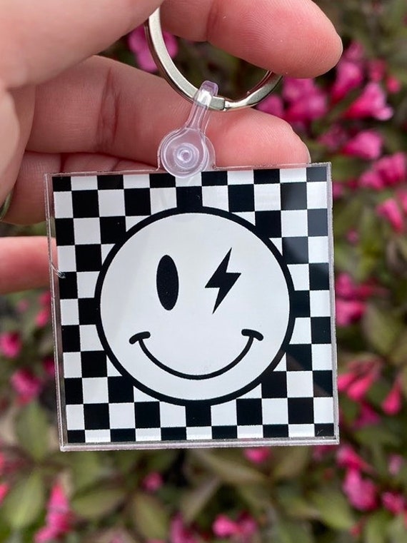 ElizabethRileyDSGN Retro Keychain, Smiley Face, Checkered Flag, Women's Car Accessories, 90's Aesthetic, Car Mom Gift, Stocking Stuffer, Elder Emo