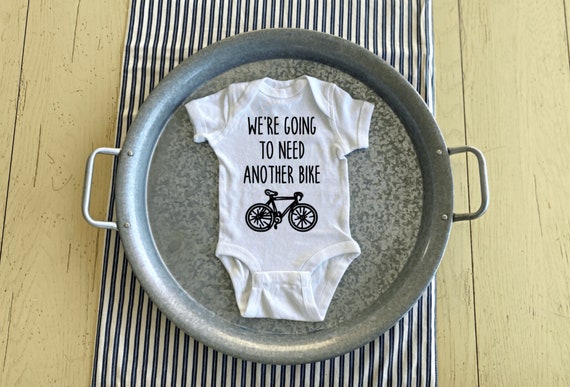 Faire part de grossesse a velo Body ONESIES Faire part de grossesse sur le theme du velo accessoire photo de maternite Nous allons avoir besoin d un autre velo Etsy France
