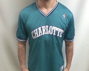 Sz. 14-16 Jeugd L (Fits Adult XS) | Vintage 90's CHAMPION Charlotte Hornets Purple Larry Johnson #2 Basketbal Jersey - Made in USA - België