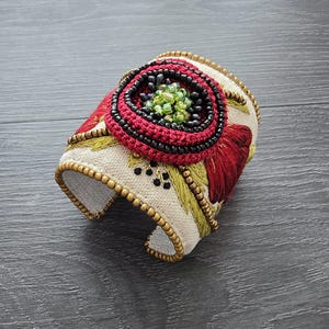 Handgeborduurde brede manchetarmband met boho bloemen klaproos