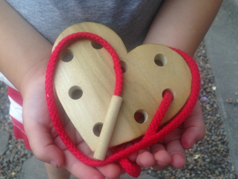 Wooden Lacing Toy, Heart Lacing Card, Valentines Gift for Kids, Montessori Materials, Waldorf Toy, Toddler Wood Toy, Gifts for Kids imagem 6