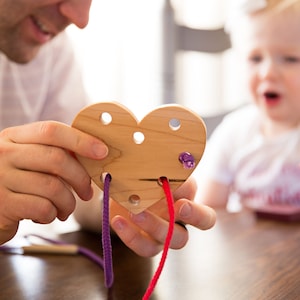 Wooden Lacing Toy, Heart Lacing Card, Valentines Gift for Kids, Montessori Materials, Waldorf Toy, Toddler Wood Toy, Gifts for Kids imagem 2