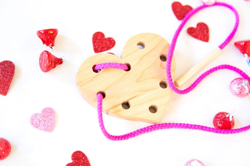 Wooden Lacing Toy, Heart Lacing Card, Valentines Gift for Kids, Montessori Materials, Waldorf Toy, Toddler Wood Toy, Gifts for Kids imagem 3