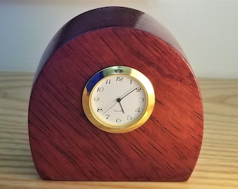 Exotische hand gemaakte bureauklok in padauk hardhout