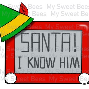 Puede incluir: Un tablero de dibujo de plástico rojo para niños con una pantalla blanca y un gorro de elfo verde en la parte superior. La pantalla tiene escrito en negro "SANTA! I KNOW HIM".