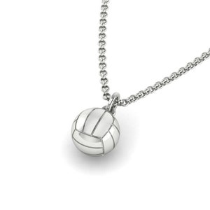Può includere: Collana da pallavolo in argento con una catena. Il ciondolo da pallavolo è una piccola replica dettagliata di una pallavolo.