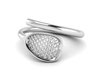 Puede incluir: Un anillo de plata con un diseño de raqueta de tenis. El anillo está abierto y se puede ajustar para que se ajuste a diferentes tamaños de dedos.