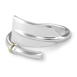 Puede incluir: Un anillo de plata con una banda de oro, con forma de pala de remo.