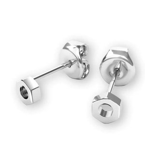 Puede incluir: Un par de pendientes de botón de plata con forma de tuerca hexagonal y tornillo.