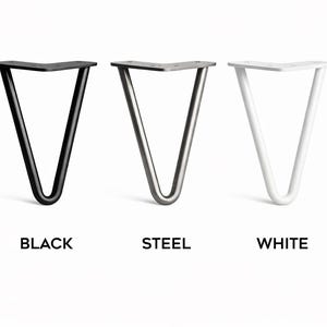 Op de afbeelding: Drie tafelpoten met haarspeldpoten in zwart, staal en wit. Elke poot heeft een platte montageplaat en een V-vormig ontwerp. De woorden "BLACK", "STEEL" en "WHITE" staan eronder.