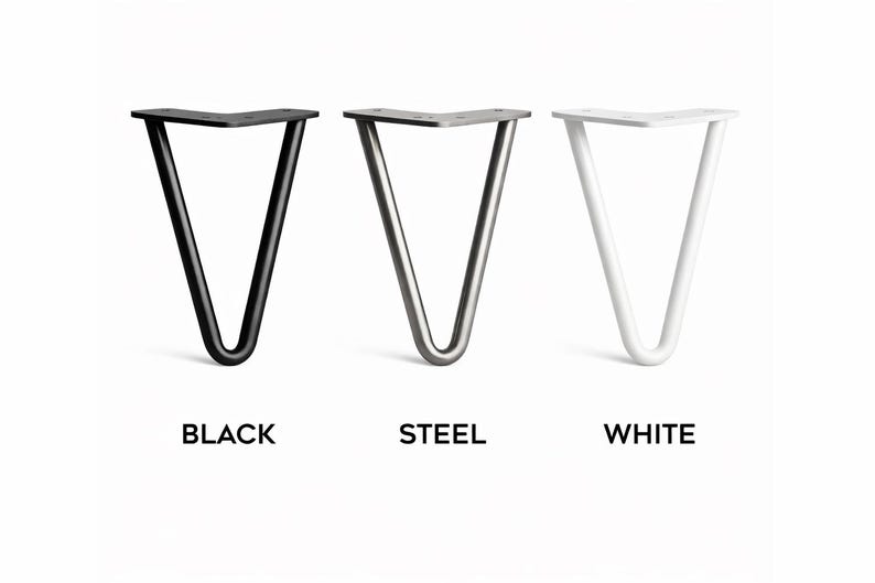 Op de afbeelding: Drie tafelpoten met haarspeldpoten in zwart, staal en wit. Elke poot heeft een platte montageplaat en een V-vormig ontwerp. De woorden "BLACK", "STEEL" en "WHITE" staan eronder.