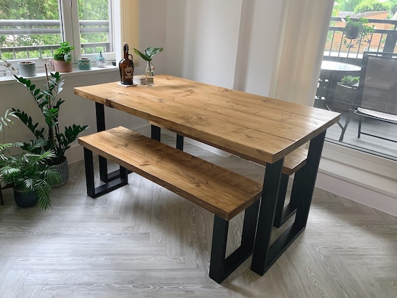 Mesa de comedor con tablero de madera y patas de metal