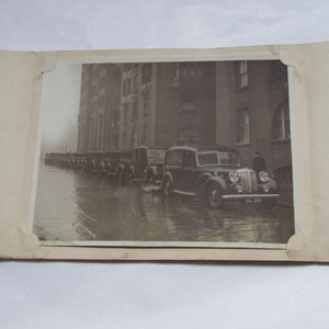 Foto vintage em inglês, foto em preto e branco, para coleção, foto vintage, táxi inglês antigo, foto de táxi preto, foto antiga de táxi de Londres