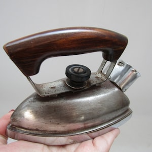 Tragbares Bügeleisen, antikes Bügeleisen, Reiseeisen, Reiseeisen, Vintage Bügeleisen, Näherin Dekor, Näherin Geschenkidee