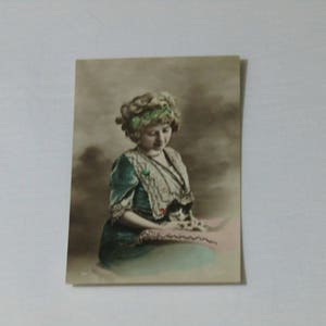 Français postale vintage, carte postale antique, carte postale de chat, carte postale de chat, carte postale colorée des années 1910 Français carte postale antique de chaton de caressant de dame