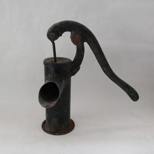vecchia pompa dell&#39;acqua, pompa dell&#39;acqua antica, pompa dell&#39;acqua vecchio stile, fontana antica con pompa dell&#39;acqua, ghisa, pompa dell&#39;acqua, arredamento rustico, collezionisti