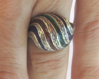Anillo vintage de plata de ley con banda de esmalte a rayas, talla 7.75.