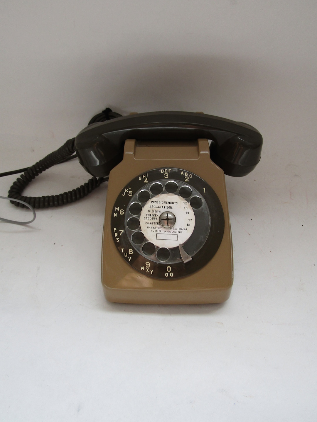Téléphone vintage à cadran rotatif So Co Tel S 63 de couleur marron clair  et kaki - Début de Série