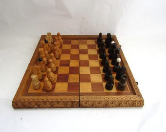 アンティーク木製チェスボード（樹脂製チェス駒と収納スロット付き