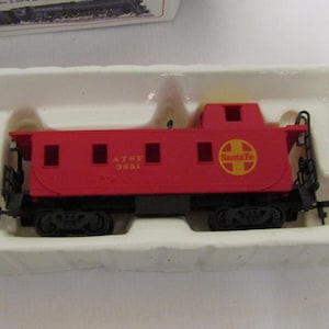 bachmann Santa Fe 3851, bachmann ho scale santa fe 3851, bachmann santa fe caboose, bachmann santa fe red yellow caboose, old new stock