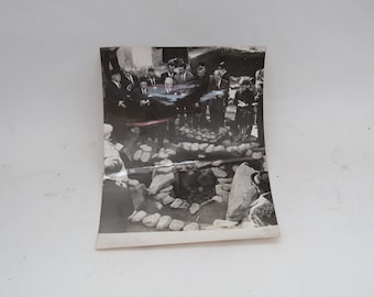 Fotografía antigua en blanco y negro: Descubrimiento arqueológico de una tumba antigua