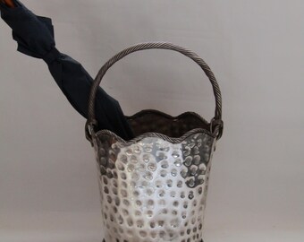 Paragüero de latón antiguo: cubo de metal martillado, decoración vintage