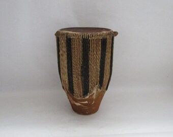oud hout en leer Afrikaanse muziekinstrument drum, Afrikaanse decor, rituele trommel, Afrikaanse muziekinstrument, tribal muzikale imstrument, drum