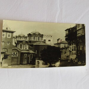 Vintage Real Photo Postcard bianco e nero di una chiesa all'interno di un monastero nel monte Athos, in Grecia. Cartolina fotografica vintage, foto vintage