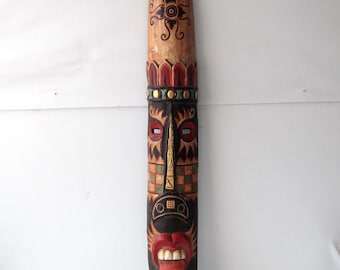 Maschera indonesiana in legno intagliata a mano: scultura etnica da appendere alla parete.