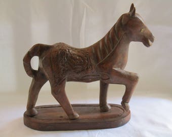 Rzeźba konia z drewna w stylu prymitywnej sztuki ludowej