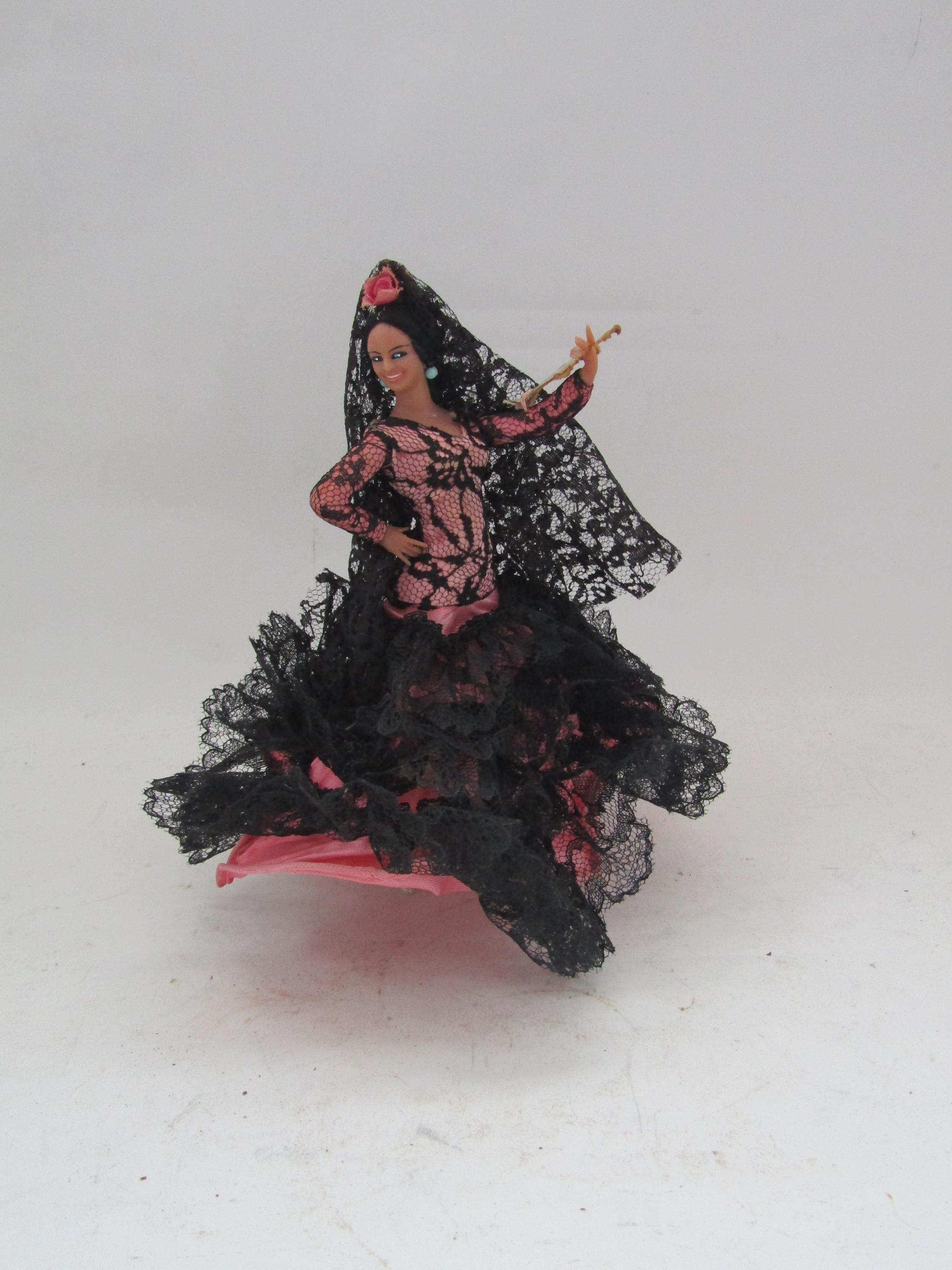 Ensemble de poupée ancienne en porcelaine, représentant un
