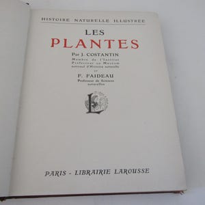 Puede incluir: Libro abierto con el título "LES PLANTES" en rojo. Pertenece a la serie "HISTOIRE NATURELLE ILLUSTREE". Autores: J. COSTANTIN y F. FAIDEAU. Publicado por PARIS - LIBRAIRIE LAROUSSE. Libro de botánica.