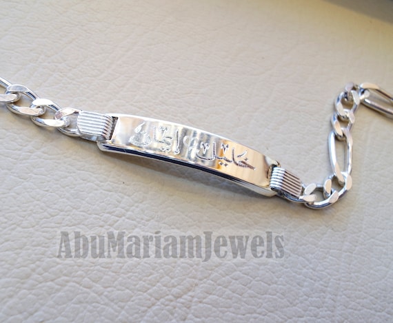 Name engraving on bracelet, personalised ring on one face