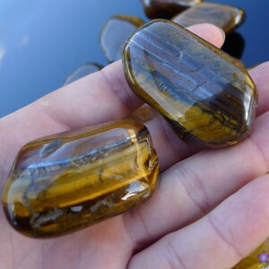 1 x Large TIGER EYE TUMBLED Stone