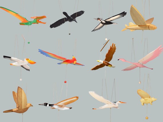 ハンドメイド木製キツツキモビール – 羽ばたく鳥の絵が描かれた