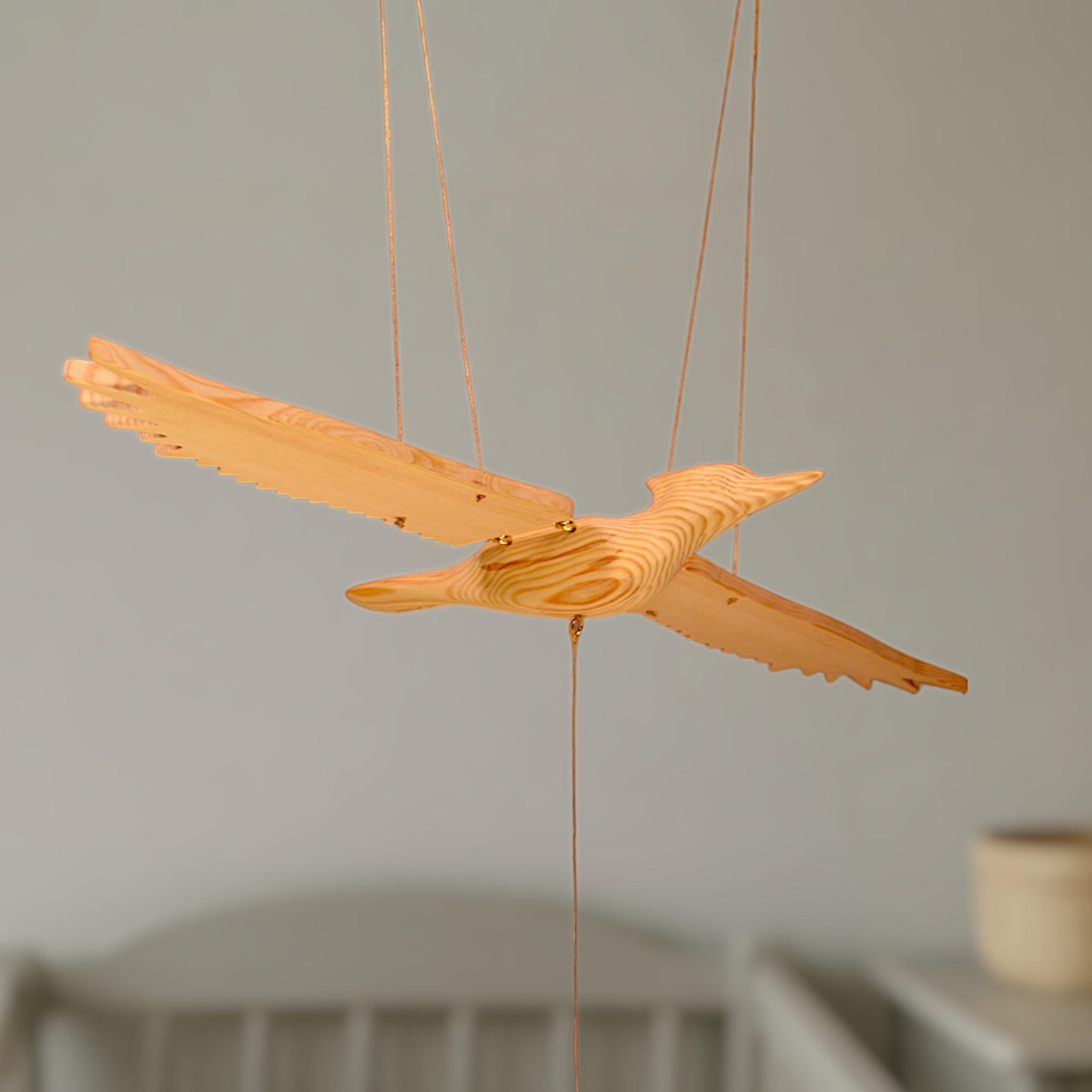ハンドメイド木製キツツキモビール – 羽ばたく鳥の絵が描かれた