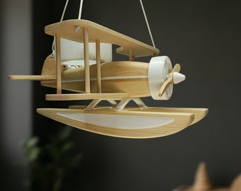 Gepersonaliseerde houten kroonluchter in de vorm van een watervliegtuig, plafondlamp met naam naar keuze voor de kinderkamer, retro watervliegtuiglamp voor de kinderkamer, decoratie in pilotenstijl