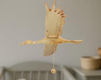 手描きのグレーの鶴／コウノトリのモビール – 羽ばたく翼を持つ大型