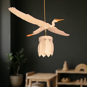 Witte Reiger Kroonluchter – Handgeschilderde Vogelplafondlamp in Vlucht | Hanglamp van Dennenhout voor Natuurlijke Decoratie | Decoratie uit Oekraïne
