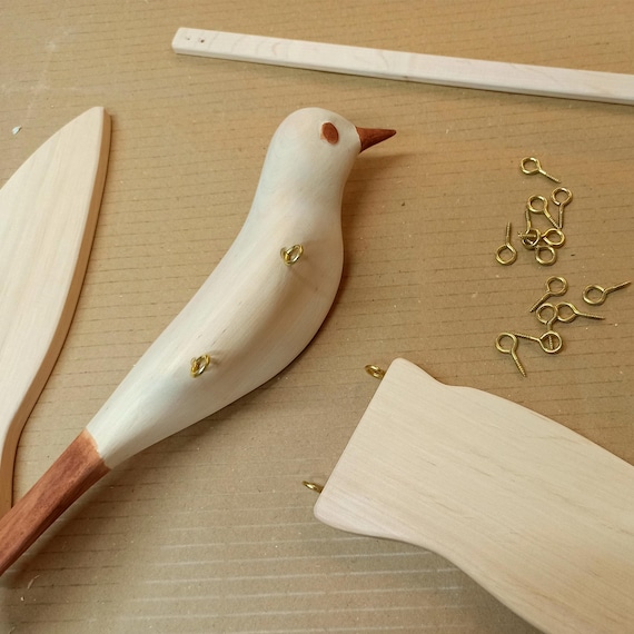 木製ツグミ鳥モビール 翼幅60cm | アルダー材吊り下げ式鳥飾り