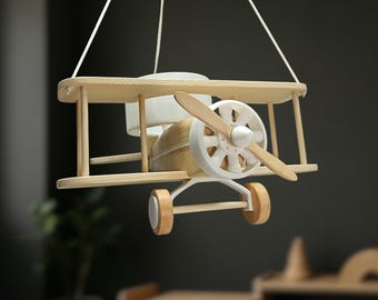 Personalisierter Doppeldecker-Kronleuchter aus Holz, individuell gestaltbare Flugzeug-Deckenleuchte fürs Kinderzimmer, Retro-Kampfflugzeug-Kinderzimmerlampe, Flieger-Deko