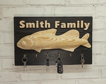 Spersonalizowany wieszak na klucze na ścianę, spersonalizowany szyld z nazwiskiem, duży drewniany organizer do przedpokoju, prezent na parapetówkę, dekoracja ścienna z rybą, Stastoys