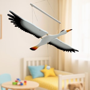 Handbemaltes Mobile: Weißer Storch / Kranich – Holzvogel mit schlagenden Flügeln – 80 cm Flügelspannweite – Fliegender Vogel – Öko-Dekoration – Handgefertigt